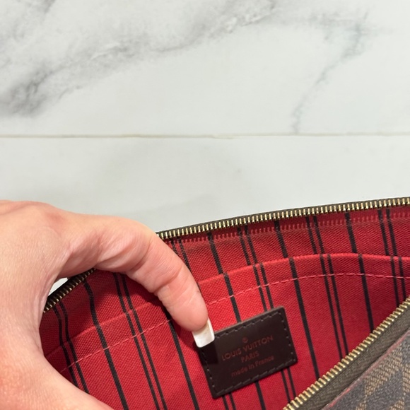 Louis Vuitton Neverfull MM Pochette in Damier Ebene in Excellent Condition - Picture 5 of 9